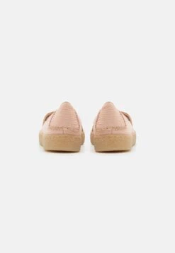 Clarks Barleigh Low - Trainers - Pale Peach -Clothing Category Store 135ed3043ab14cd48d137f8b4dc2c792