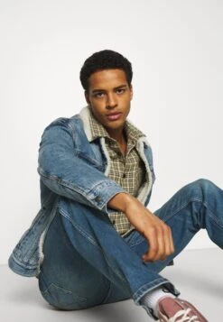 Wrangler Straight Leg Jeans - Blue Fever 11 Wrangler Straight Leg Jeans - Blue Fever -Clothing Category Store 6a28327e7dde4192a75580741ce691df