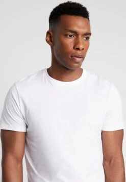 Pier One 3 Pack - Basic T-Shirt - White 11 Pier One 3 Pack - Basic T-Shirt - White -Clothing Category Store 77bddf1a33de40f587ea6787d7d4b639