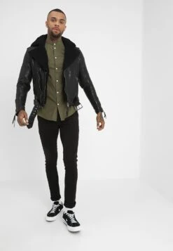 Pier One Muscle Fit Stand- Shirt - Oliv -Clothing Category Store 8e9c51bf426c42dc80d9f93c87f3be7e