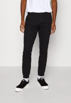 Pier One 2 Pack - Cargo Trousers - Olive/Black -Clothing Category Store e0bf2536d5a04652937019f4273abb8d