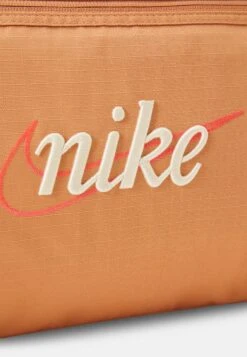 Nike Performance Gym Club Retro - Sports Bag - Amber Brown/Bright Crimson -Clothing Category Store f7afe1eab428496abd7651dae3c56b8a